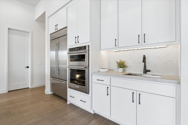 Hazelwood HS3 Willamette side kitchen and wet bar